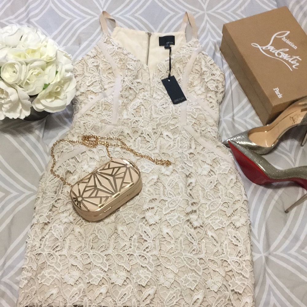 Gold detail elegant lace dress! ❤️❤️